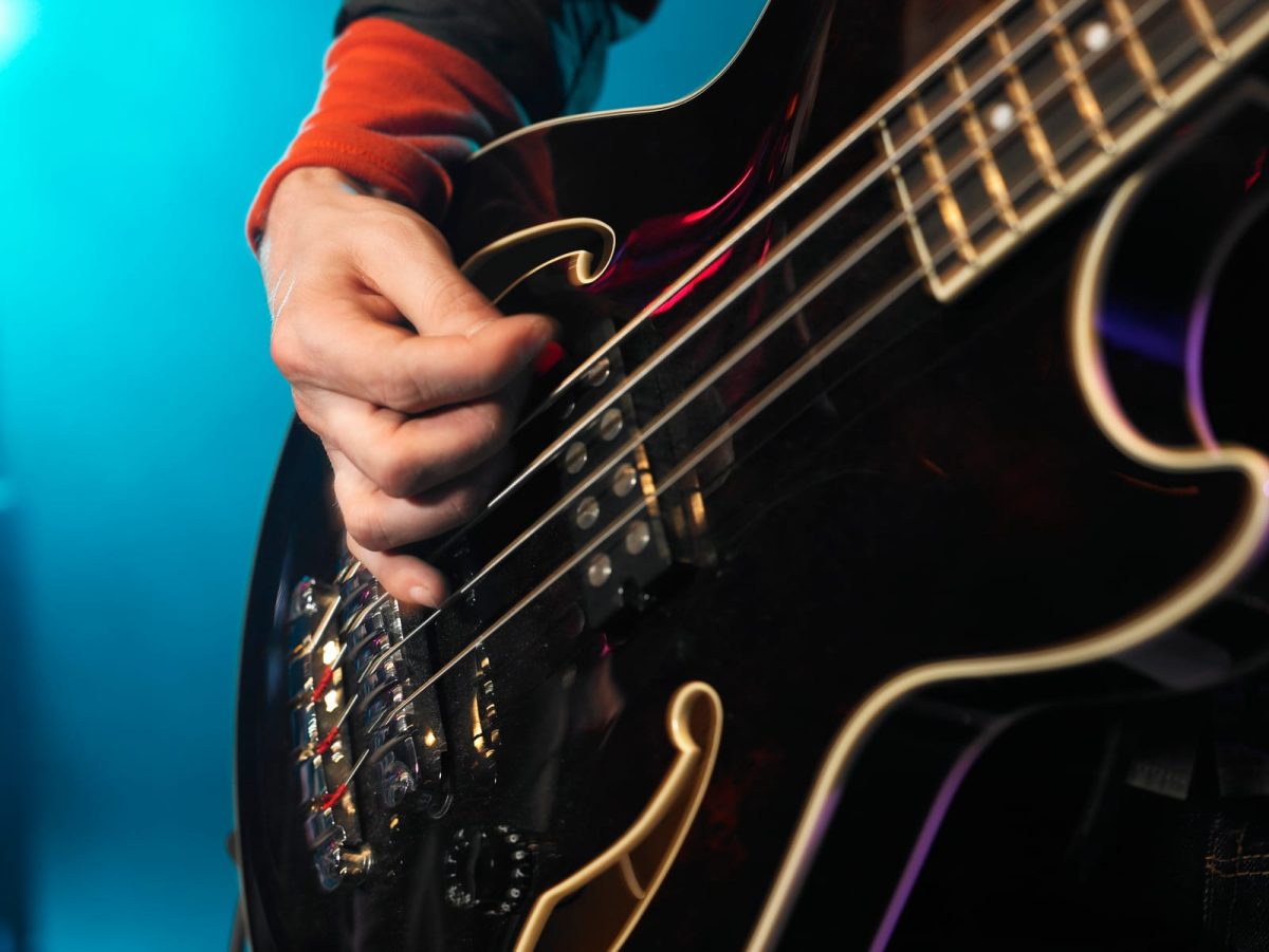 personne jouant de la basse