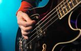 personne jouant de la basse