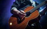 La guitare acoustique electro révolutionne la scène musicale