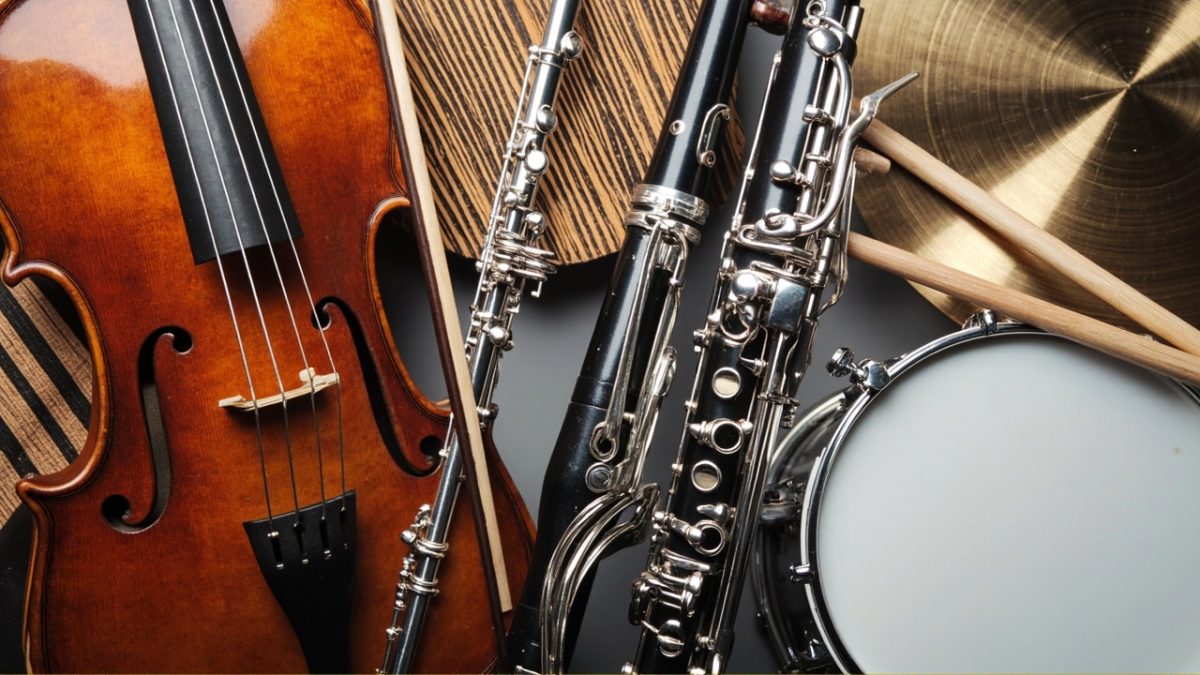 Les trois familles d'instruments de musique expliquées en détail.