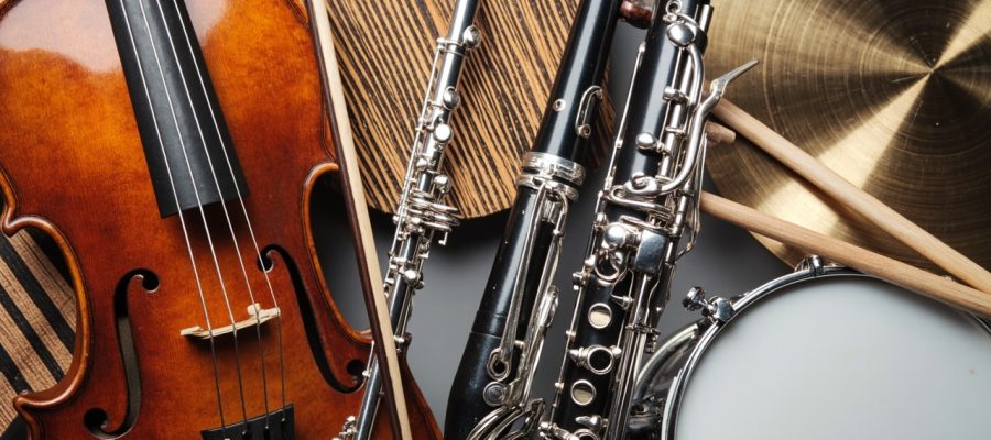 Les trois familles d'instruments de musique expliquées en détail.