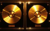 Comparatif des disques d'or entre Ninho et Gims dans le rap français