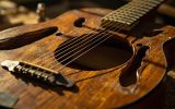 Les origines et l'architecture acoustique de la guitare à douze cordes