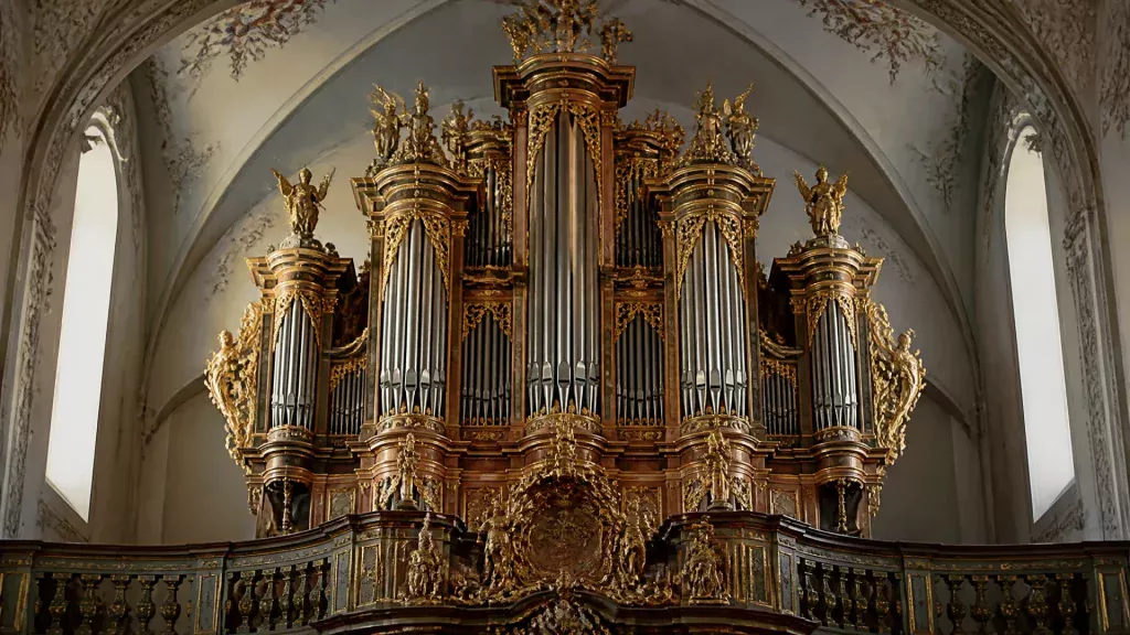Why is the organ considered the king of instruments?
